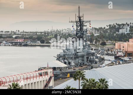 L'USS Iowa est un cuirassé désaffecté devenu musée qui est logé en permanence à Berth 87, Port de Los Angeles. Elle a vu l'action en WW2 et en Corée Banque D'Images