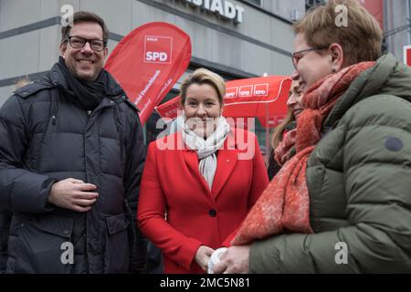 Berlin, Allemagne. 21st janvier 2023. Sur 21 janvier 2023, le maire de Berlin, Franziska Giffey, a visité un kiosque électoral du SPD (Parti social-démocrate d'Allemagne) dans la ville. Cette visite s'inscrivait dans le cadre de la campagne en cours pour l'élection de Berlin à répétition en 2023. Giffey, également membre du SPD, a profité de parler avec les membres du parti et les partisans qui ont exploité le stand. Elle a également profité de l'occasion pour rencontrer les résidents et écouter leurs préoccupations. Crédit : ZUMA Press, Inc./Alay Live News Banque D'Images