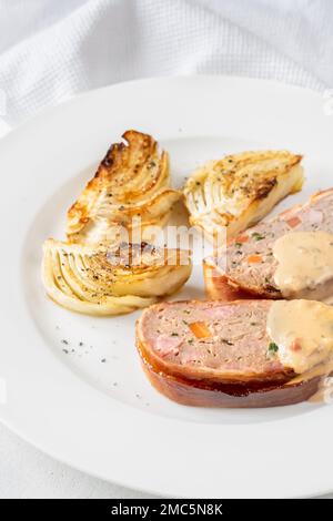 Portion de pain de viande tranché avec fenouil rôti Banque D'Images