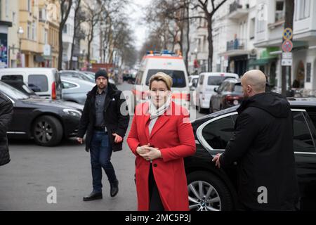 Berlin, Allemagne. 21st janvier 2023. Sur 21 janvier 2023, le maire de Berlin, Franziska Giffey, a visité un kiosque électoral du SPD (Parti social-démocrate d'Allemagne) dans la ville. Cette visite s'inscrivait dans le cadre de la campagne en cours pour l'élection de Berlin à répétition en 2023. Giffey, également membre du SPD, a profité de parler avec les membres du parti et les partisans qui ont exploité le stand. Elle a également profité de l'occasion pour rencontrer les résidents et écouter leurs préoccupations. Crédit : ZUMA Press, Inc./Alay Live News Banque D'Images