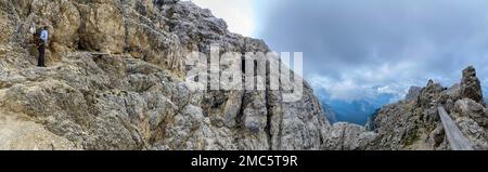 Randonnée aventureuse jusqu'au mont Lagazuoi dans les Alpes Dolomites, pronvince autonome du Tyrol du Sud en Italie Banque D'Images