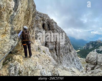 Randonnée aventureuse jusqu'au mont Lagazuoi dans les Alpes Dolomites, pronvince autonome du Tyrol du Sud en Italie Banque D'Images