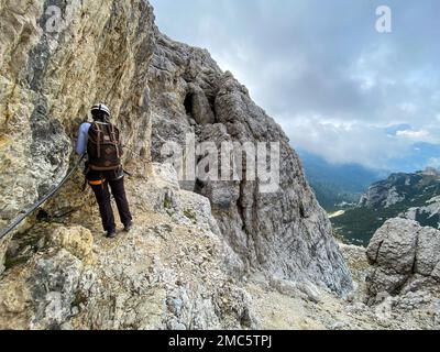 Randonnée aventureuse jusqu'au mont Lagazuoi dans les Alpes Dolomites, pronvince autonome du Tyrol du Sud en Italie Banque D'Images