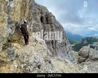 Randonnée aventureuse jusqu'au mont Lagazuoi dans les Alpes Dolomites, pronvince autonome du Tyrol du Sud en Italie Banque D'Images