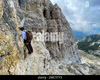 Randonnée aventureuse jusqu'au mont Lagazuoi dans les Alpes Dolomites, pronvince autonome du Tyrol du Sud en Italie Banque D'Images