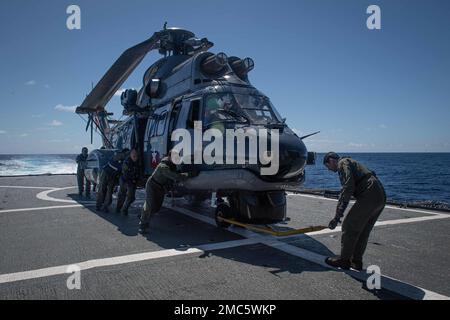 220625-N-YN807-2490 OCÉAN PACIFIQUE (25 juin 2022) – des marins arrimerent un hélicoptère chilien SH-32 Super Puma affecté à l'escadron d'attaque par hélicoptère (HA-1) à bord de la frégate Almirante Lynch (FF-07) de la marine chilienne en préparation à la Rim du Pacifique (RIMPAC) 2022, 25 juin 2022. Vingt-six nations, 38 navires, quatre sous-marins, plus de 170 avions et 25 000 membres du personnel participent au RIMPAC de 29 juin à août 4 dans et autour des îles hawaïennes et du sud de la Californie. Le plus grand exercice maritime international au monde, RIMPAC offre une occasion unique de formation tout en favorisant et en soutenant Banque D'Images