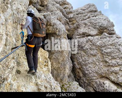 Randonnée aventureuse jusqu'au mont Lagazuoi dans les Alpes Dolomites, pronvince autonome du Tyrol du Sud en Italie Banque D'Images