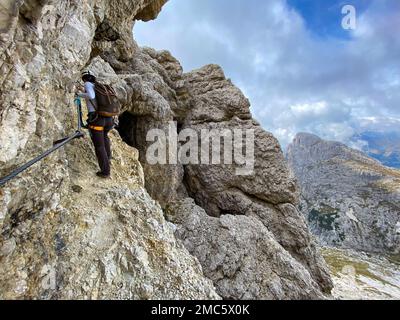 Randonnée aventureuse jusqu'au mont Lagazuoi dans les Alpes Dolomites, pronvince autonome du Tyrol du Sud en Italie Banque D'Images