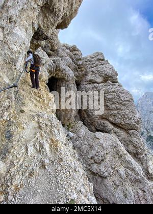 Randonnée aventureuse jusqu'au mont Lagazuoi dans les Alpes Dolomites, pronvince autonome du Tyrol du Sud en Italie Banque D'Images