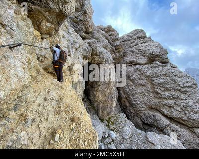 Randonnée aventureuse jusqu'au mont Lagazuoi dans les Alpes Dolomites, pronvince autonome du Tyrol du Sud en Italie Banque D'Images