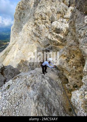 Randonnée aventureuse jusqu'au mont Lagazuoi dans les Alpes Dolomites, pronvince autonome du Tyrol du Sud en Italie Banque D'Images