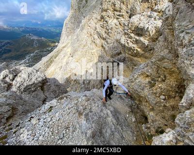 Randonnée aventureuse jusqu'au mont Lagazuoi dans les Alpes Dolomites, pronvince autonome du Tyrol du Sud en Italie Banque D'Images