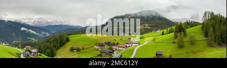 Paysage alpin pittoresque avec village et pâturages dans le sud du Tyrol, Italie Banque D'Images