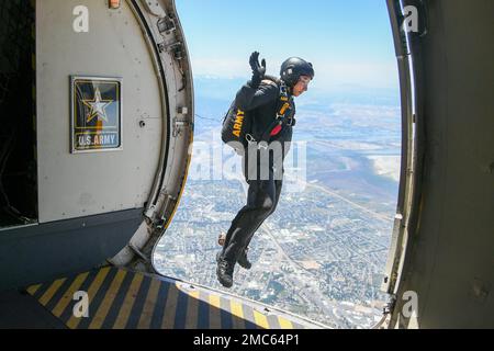 Membre des États-Unis L'équipe de parachutistes des chevaliers d'or de l'armée se dirige vers le terrain d'aviation pour les guerriers au-dessus du Wasatch Air & Space Show 25 juin 2022, qui s'est tenu à la base aérienne de Hill, Utah. Banque D'Images