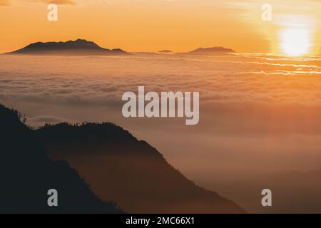 Lever du soleil sur le Mont Bromo Foggy Day, Java, Indonésie Banque D'Images