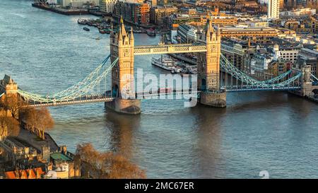 Londres, Angleterre ; 21 janvier 2023 - vue aérienne du Tower Bridge en fin d'après-midi, Londres, Angleterre. Banque D'Images