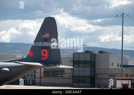 Le lieutenant-colonel Todd Hudson, chef de la sécurité de l'escadre de transport aérien 152nd et navigateur de la Garde nationale aérienne du Nevada C-130, vole son dernier vol avec l'escadre de transport aérien 152nd avant de prendre sa retraite des militaires à Reno, au Nevada, au 25 juin 2022. Hudson est sur le point de devenir le commandant du corps d’instruction des officiers de réserve juniors de la Force aérienne (JROTC) à l’école secondaire de North Valley, à Reno. Banque D'Images