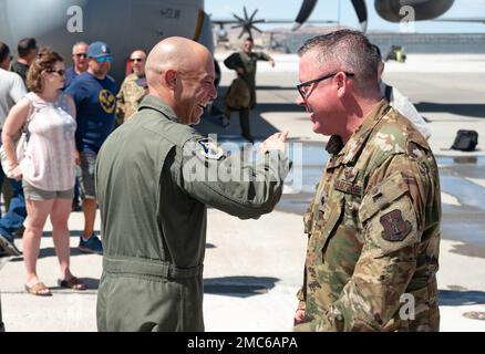 La famille et les amis félicitent le lieutenant-colonel Todd Hudson, chef de la sécurité de l'escadre du transport aérien 152nd et navigateur C-130 de la Garde nationale aérienne du Nevada, alors que Hudson termine son dernier vol à la base de la Garde nationale aérienne du Nevada, Reno (Nevada), 25 juin 2022. Hudson est sur le point de devenir le commandant du corps d’instruction des officiers de réserve juniors de la Force aérienne (JROTC) à l’école secondaire de North Valley, à Reno. Banque D'Images