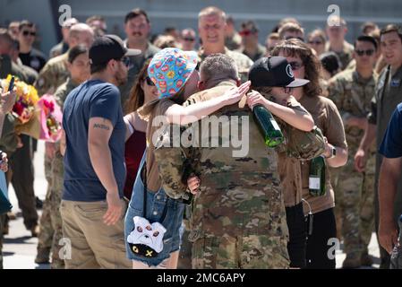 La famille et les amis félicitent le lieutenant-colonel Todd Hudson, chef de la sécurité de l'escadre du transport aérien 152nd et navigateur C-130 de la Garde nationale aérienne du Nevada, alors que Hudson termine son dernier vol à la base de la Garde nationale aérienne du Nevada, Reno (Nevada), 25 juin 2022. Hudson est sur le point de devenir le commandant du corps d’instruction des officiers de réserve juniors de la Force aérienne (JROTC) à l’école secondaire de North Valley, à Reno. Banque D'Images