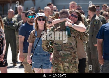 La famille et les amis félicitent le lieutenant-colonel Todd Hudson, chef de la sécurité de l'escadre du transport aérien 152nd et navigateur C-130 de la Garde nationale aérienne du Nevada, alors que Hudson termine son dernier vol à la base de la Garde nationale aérienne du Nevada, Reno (Nevada), 25 juin 2022. Hudson est sur le point de devenir le commandant du corps d’instruction des officiers de réserve juniors de la Force aérienne (JROTC) à l’école secondaire de North Valley, à Reno. Banque D'Images