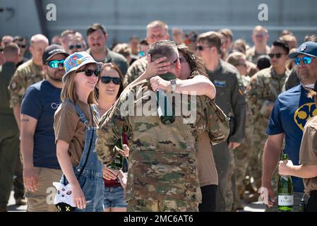 La famille et les amis félicitent le lieutenant-colonel Todd Hudson, chef de la sécurité de l'escadre du transport aérien 152nd et navigateur C-130 de la Garde nationale aérienne du Nevada, alors que Hudson termine son dernier vol à la base de la Garde nationale aérienne du Nevada, Reno (Nevada), 25 juin 2022. Hudson est sur le point de devenir le commandant du corps d’instruction des officiers de réserve juniors de la Force aérienne (JROTC) à l’école secondaire de North Valley, à Reno. Banque D'Images