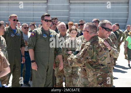 La famille et les amis félicitent le lieutenant-colonel Todd Hudson, chef de la sécurité de l'escadre du transport aérien 152nd et navigateur C-130 de la Garde nationale aérienne du Nevada, alors que Hudson termine son dernier vol à la base de la Garde nationale aérienne du Nevada, Reno (Nevada), 25 juin 2022. Hudson est sur le point de devenir le commandant du corps d’instruction des officiers de réserve juniors de la Force aérienne (JROTC) à l’école secondaire de North Valley, à Reno. Banque D'Images