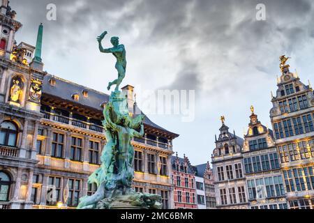 Paysage urbain - vue sur la fontaine Brabo et le Stadhuis (bâtiment de l'hôtel de ville) à la Grote Markt (place principale) d'Anvers, en Belgique Banque D'Images