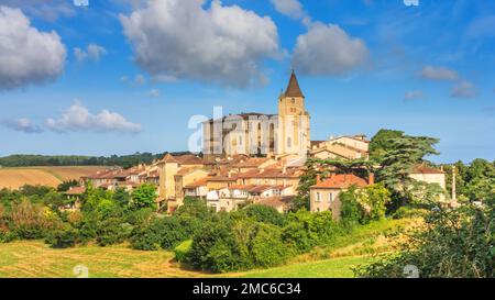 Paysage d'été - vue sur le village de Lavardens, dans la province historique de Gascogne, la région de l'Occitanie du sud-ouest de la France Banque D'Images