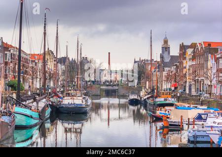 Paysage urbain - vue sur la ville de Rotterdam et son vieux quartier Delfshaven, Hollande du Sud, pays-Bas Banque D'Images