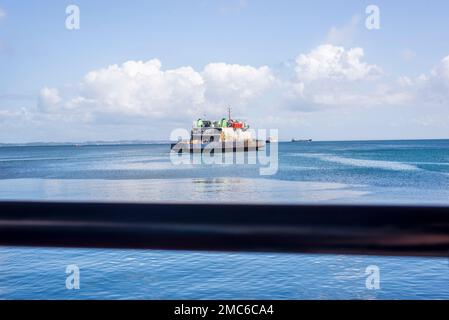 Ferry-bateau naviguant dans la mer, avec des passagers, vers le terminal maritime de la ville de Salvador, Brésil. Banque D'Images