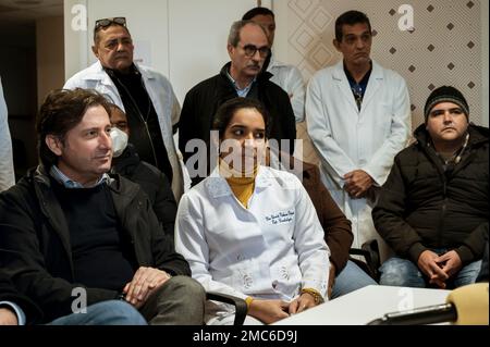 Locri, Catanzaro, Italie. 21st janvier 2023. Cardiologue Elizabeth Balbuena Delgado (C) vu dans la salle de presse. 16 médecins cubains, parmi les 51 arrivés en Italie sur 28 décembre 2022, avaient été accueillis à l'Eco-auberge par le groupe coopératif GOEL, connu pour ses activités anti-mafia. Le groupe opérera à l'hôpital de Locri de 23 janvier 2023, conformément à la convention entre la région Calabre et la société Comercializadora de Servicios medicos Cubanos S.A. Crédit : ZUMA Press, Inc./Alay Live News Banque D'Images