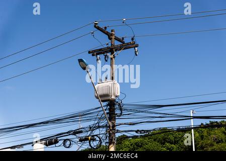 Poteaux électriques supportant les fils pour divers utilitaires. Contre le ciel bleu. Salvador, Bahia. Banque D'Images