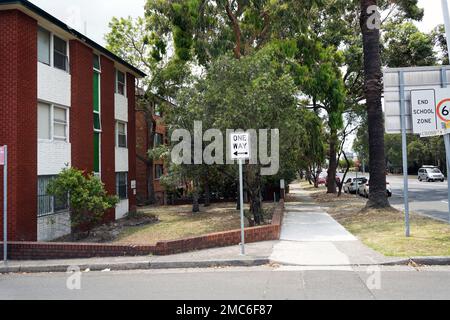 Un trottoir dans l'avenue President, Kogarah, une banlieue du sud de Sydney. Banque D'Images