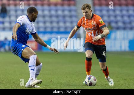 Alfie Doughty de Luton Town en possession pendant le match de championnat Sky Bet Wigan Athletic and Luton Town au DW Stadium, Wigan, Royaume-Uni, 21st janvier 2023 (photo de Phil Bryan/Alay Live News) Banque D'Images