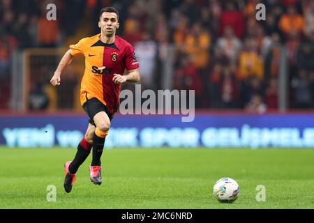 ISTANBUL, TURQUIE - JANVIER 21 : Emre Tasdemir de Galatasaray SK dribbles avec le ballon pendant le match Super LIG entre Galatasaray SK et Antatyaspor au stade NEF sur 21 janvier 2023 à Istanbul, Turquie (photo d'Orange Pictures) Banque D'Images