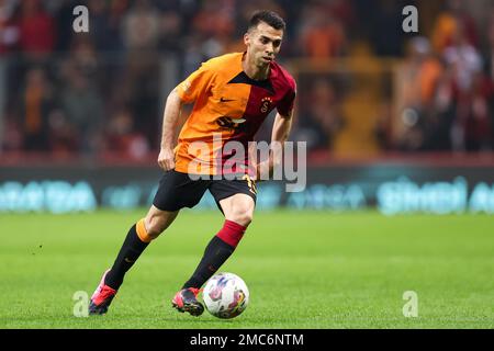 ISTANBUL, TURQUIE - JANVIER 21 : Emre Tasdemir de Galatasaray SK dribbles avec le ballon pendant le match Super LIG entre Galatasaray SK et Antatyaspor au stade NEF sur 21 janvier 2023 à Istanbul, Turquie (photo d'Orange Pictures) Banque D'Images