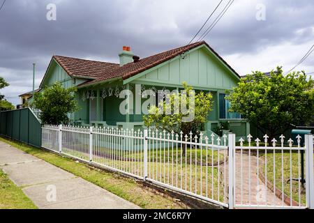 Sydney, Nouvelle-Galles du Sud - Australie -13-12-2019: Décorations de Noël dans une maison verte à Kogarah, une banlieue du sud de Sydney. Banque D'Images