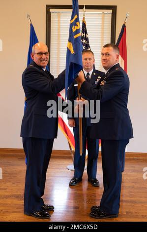 Entrant 131st le commandant de vol des communications, Capt Garth Myers, reçoit les lignes directrices du groupe du colonel William Miller lors d’une cérémonie de passation de commandement 26 juin 2022, à la base de la Garde nationale aérienne Jefferson Barracks, St. Louis, Missouri. Myer a pris le commandement du lieutenant-colonel Jason Slayton. Banque D'Images