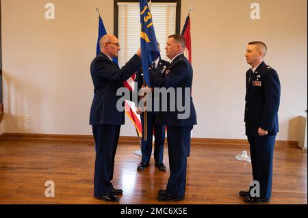 Entrant 131st le commandant de vol des communications, Capt Garth Myers, reçoit les lignes directrices du groupe du colonel William Miller lors d’une cérémonie de passation de commandement 26 juin 2022, à la base de la Garde nationale aérienne Jefferson Barracks, St. Louis, Missouri. Myer a pris le commandement du lieutenant-colonel Jason Slayton. Banque D'Images