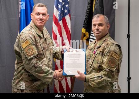 Le sergent-chef principal Dwight N. Watkins, à droite, chef des sections du réseau pour le Groupe des opérations aériennes 157th, est aux côtés du capitaine Garth Myers, commandant de vol des communications aériennes 157th, lors de sa cérémonie de retraite, à 26 juin 2022, à la base de la Garde nationale aérienne Jefferson Barracks, à St. Louis, Missouri. Watkins a servi plus de 25 ans. Banque D'Images