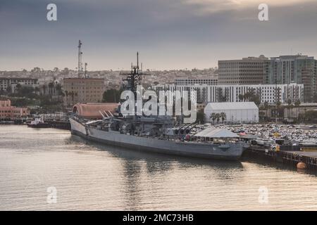 L'USS Iowa est un cuirassé désaffecté devenu musée qui est logé en permanence à Berth 87, Port de Los Angeles. Elle a vu l'action en WW2 et en Corée Banque D'Images