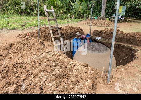 Archéologues du Musée national du Costa Rica étudiant une ancienne sphère de pierre à Finca 6, près de Palmar sur, Costa Rica. Banque D'Images