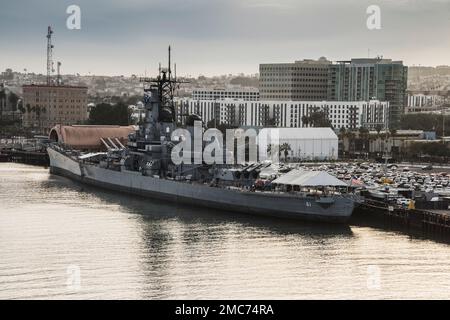 L'USS Iowa est un cuirassé désaffecté devenu musée qui est logé en permanence à Berth 87, Port de Los Angeles. Elle a vu l'action en WW2 et en Corée Banque D'Images