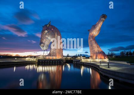 The Kelpies Sculpture at Night, Helix Park, Falkirk, Écosse Banque D'Images