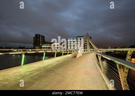 Photo nocturne du pont Tradeston (Squigly) au-dessus de la rivière Clyde, Glasgow, Écosse Banque D'Images