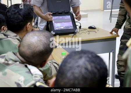 Des membres des forces spéciales marocaines observent une manifestation d'un membre du 3rd Groupe des forces spéciales à Tifnit, au Maroc, au 26 juin 2022, pendant le Lion africain 2022. African Lion 2022 est américain L'exercice annuel le plus important, le plus important, conjoint, du Commandement de l'Afrique organisé par le Maroc, le Ghana, le Sénégal et la Tunisie, 6 juin - 30. Plus de 7 500 participants de 28 pays et de l'OTAN s'entraînent ensemble en mettant l'accent sur l'amélioration de la préparation des forces américaines et des forces nationales partenaires. AL22 est un exercice commun de tous les domaines, multi-composants et multinational, employant une gamme complète de capacités de mission avec le but de renforcer Banque D'Images