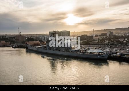 L'USS Iowa est un cuirassé désaffecté devenu musée qui est logé en permanence à Berth 87, Port de Los Angeles. Elle a vu l'action en WW2 et en Corée Banque D'Images