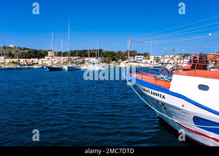 Port avec bateaux de pêche à San Vito lo Capo, une petite ville à l'extrémité nord de Capo San Vito. Banque D'Images