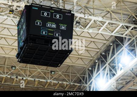 grand tableau de scores suspendu dans une salle de sport Banque D'Images