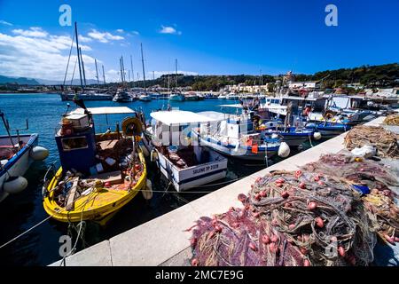 Port avec bateaux de pêche à San Vito lo Capo, une petite ville à l'extrémité nord de Capo San Vito. Banque D'Images